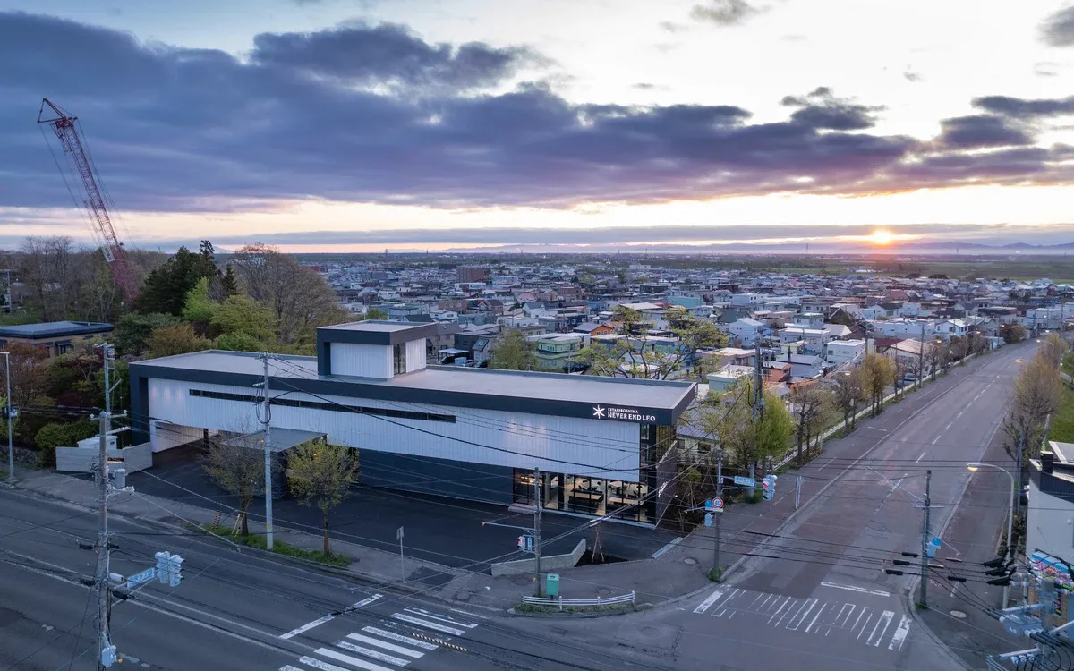2階の全客室から、夕張山地の稜線と日の出が眺められる