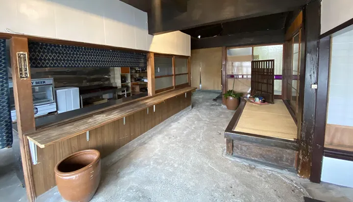 入り口には立派な土間、二階に50畳の宴会場、一階に大きな厨房スペースがある