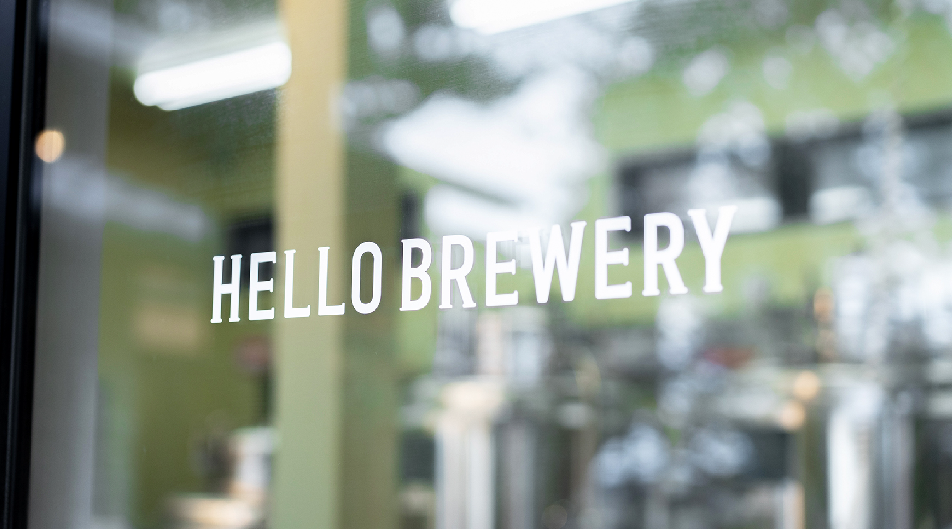 糸島ハローブルワリー（HELLO BREWERY）_店舗のガラスに映ったロゴ
