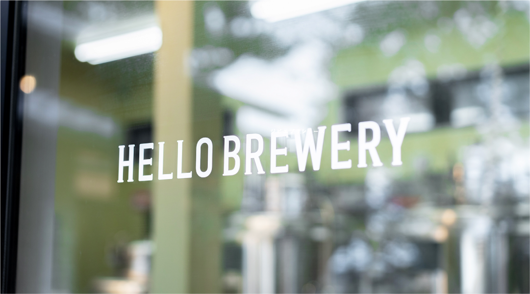 糸島ハローブルワリー（HELLO BREWERY）_窓ガラスに映ったロゴ